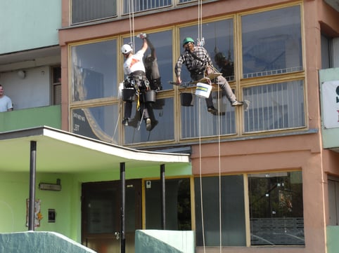 Google-2-men-cleaning-windows-commercial